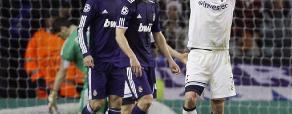Gareth Bale (kanan), gelandang Tottenham Hotspur, tampak kecewa ketika golnya dianulir.