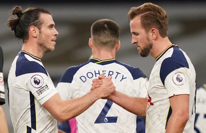Gareth Bale (Kiri) dan Harry Kane (Kanan) dari Tottenham melakukan selebrasi setelah memenangkan pertandingan sepak bola Liga Utama Inggris antara Tottenham Hotspur dan Brighton Hove Albion di London, Inggris, 01 November 2020. 