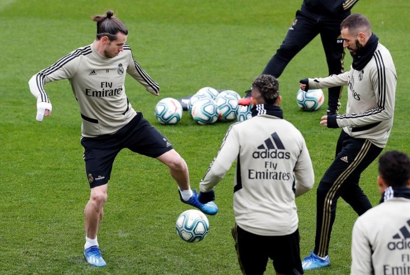 Dua pemain Real Madrid Gareth Bale (Kiri) dan Karim Benzema (kanan) tengah berlatih.