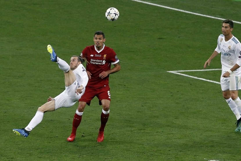 Gareth Bale (kiri) saat melepaskan tendangan salto yang merobek gawang Liverpool di final Liga Champions, Ahad (27/5) WIB dini hari