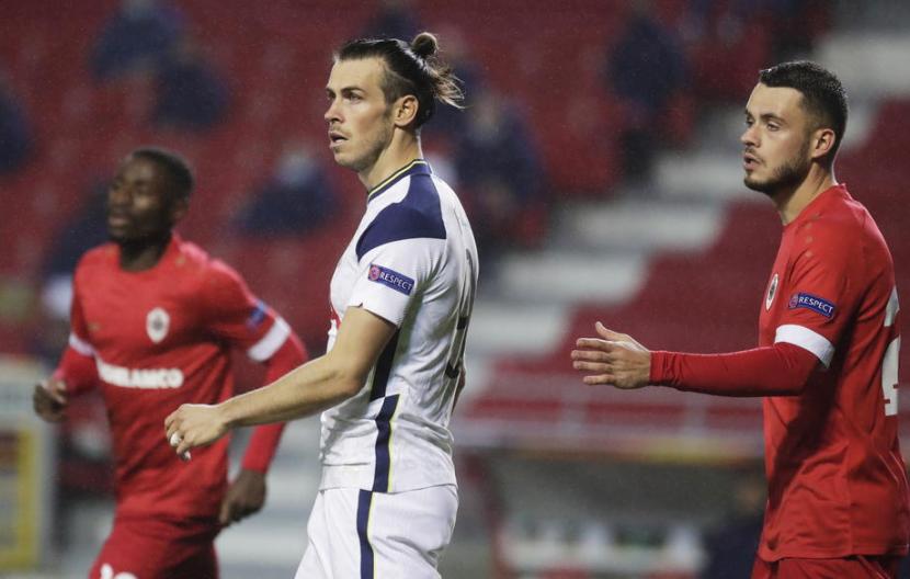 Gareth Bale (kostum putih) saat membela Tottenham Hotspur melawan Royal Antwerp di Liga Europa. Tottenham takluk 0-1.
