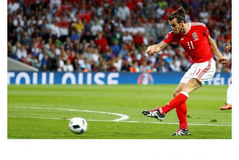 Gareth Bale melepaskan tendangan.