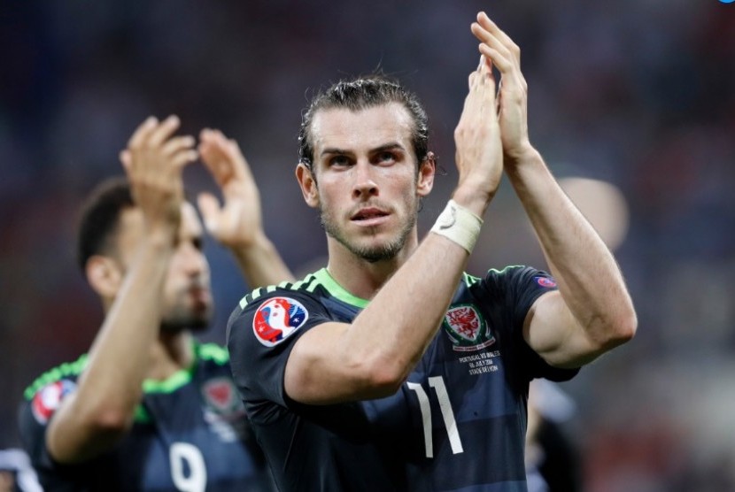 Gareth Bale memberikan applaus bagi pendukung Wales.