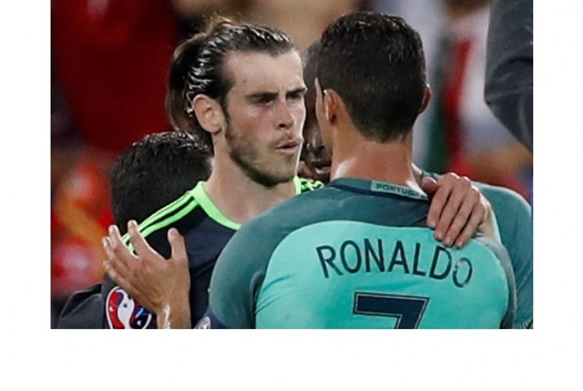 Gareth Bale memberikan selamat kepada Cristiano Ronaldo.