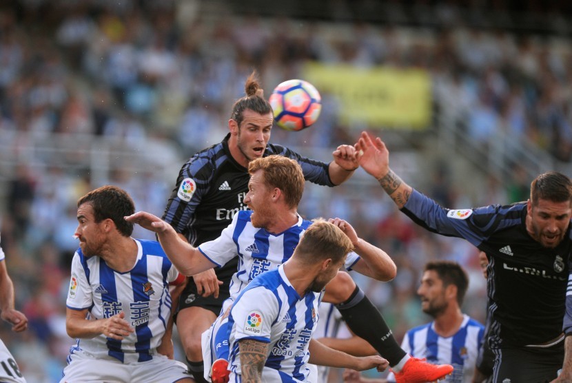Gareth Bale mencetak gol dengan sundulan ke gawang Real Sociedad pada babak pertama pertandingan, Senin (22/8).