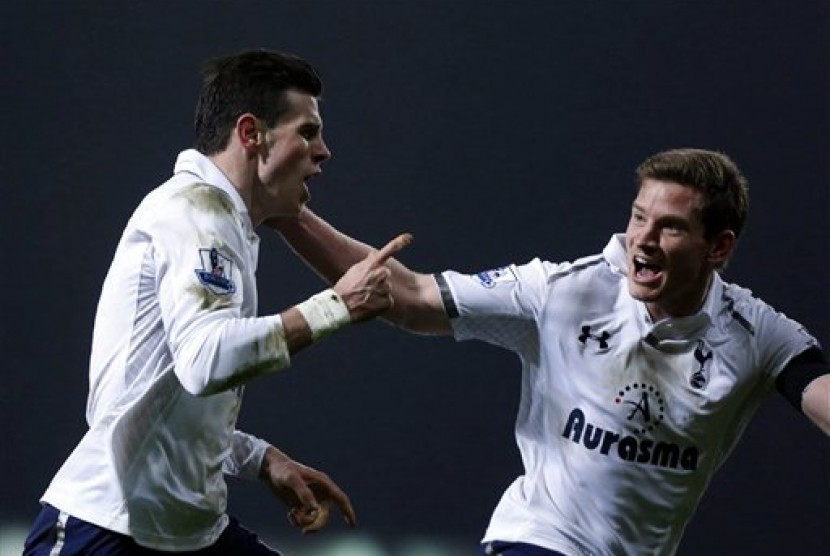 Gareth Bale merayakan gol spektakulernya bersama Jan Vertonghen pada laga melawan West Ham, Selasa (26/2).