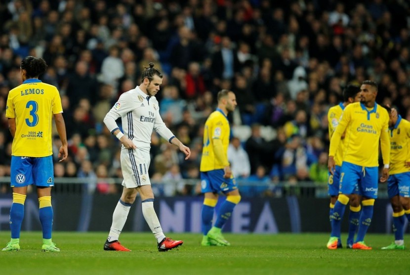 Gareth Bale (putih) berjalan gontai setelah dikartu merah saat Real Madrid melawan Las Palmas.