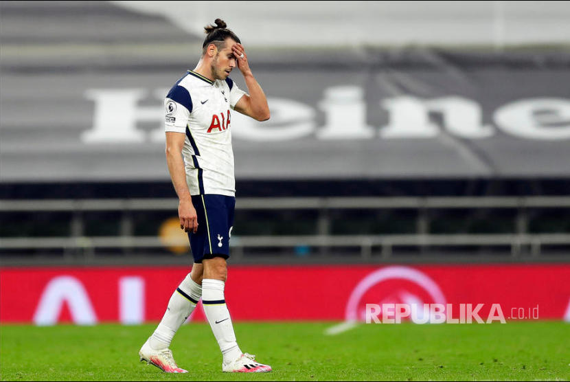 Gareth Bale tampak kecewa di akhir  laga antara Tottenham Hotspur melawan West Ham United di Tottenham Hotspur Stadium, Senin (19/10} dinihari. 