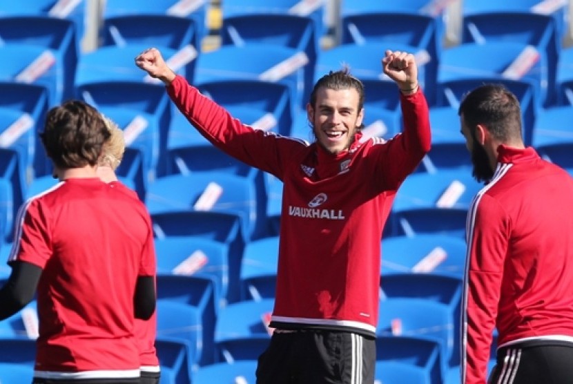Gareth Bale (tengah) berlatih bersama rekan-rekannya di timnas Wales