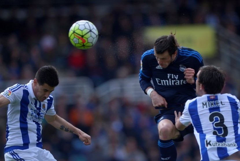 Gareth Bale (tengah) menanduk bola.