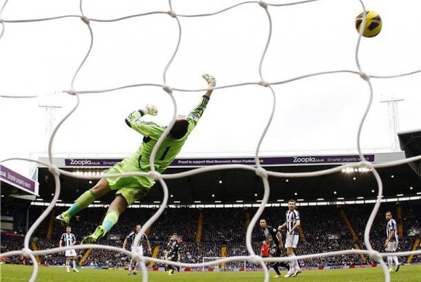 Gareth Bale (tengah), winger Tottenham Hotspur, melepaskan tembakan yang gagal dihalau kiper West Bromwich Albion, Ben Foster, di laga Liga Primer Inggris di Hawthorns, West Bromwich, Ahad (3/2). 