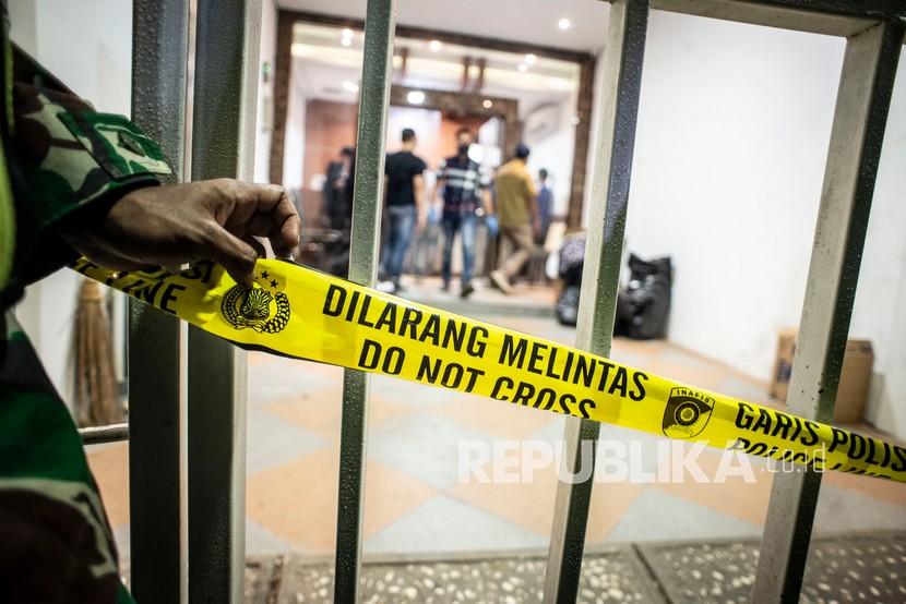 Garis dilarang melintas terpasang di pintu gerbang saat tim Densus 88 Antiteror melakukan penggeledahan di bekas markas Front Pembela Islam (FPI), Petamburan, Jakarta, Selasa (27/4/2021). Tim Densus 88 Antiteror menggeledah tempat tersebut pascapenangkapan mantan Sekretaris Umum Front Pembela Islam (FPI) Munarman terkait kasus dugaan tidak pidana terorisme. 