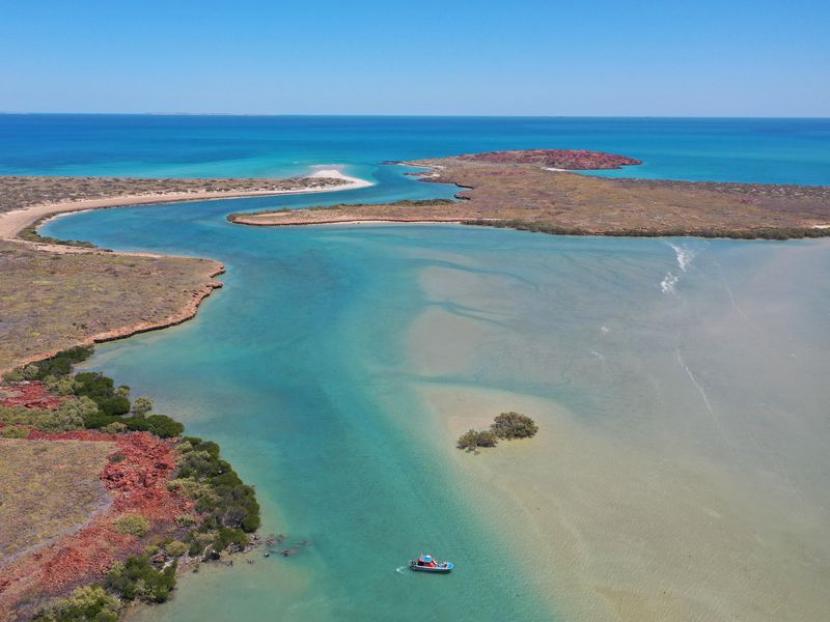Garis pantai Murujuga, tempat arkeolog menemukan situs bersejarah di Australia.