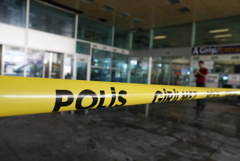 Garis polisi di pasang dilokasi bandara setelah serangan bom bunuh diri  di bandara internasional Ataturk di Istanbul, Turki, (29/6).  