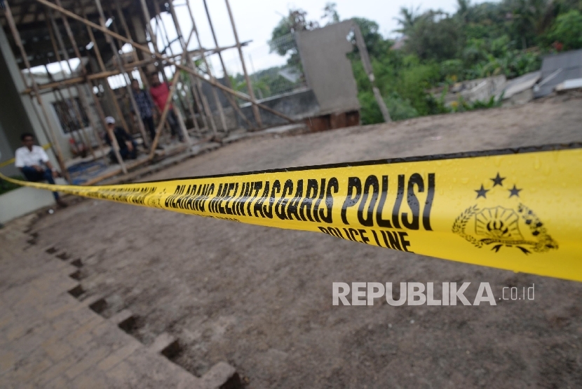 Garis polisi dipasang di lokasi longsor di Jalan Kemenyan, Jagakarsa, Jakarta Selatan, Rabu (10/2).   (Republika/Yasin Habibi)