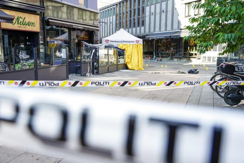 Garis polisi dipasang di lokasi penembakan di Oslo, Norwegia, Sabtu (25/6/2022).