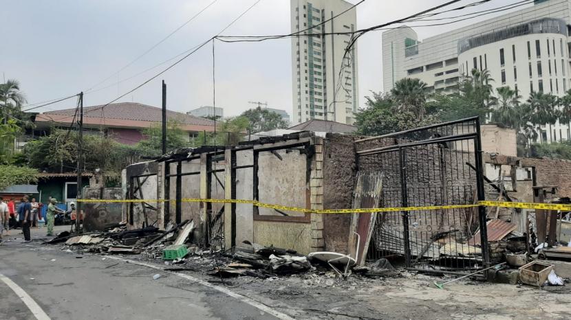 Garis polisi dipasangi usai petugas berhasil memadamkan api yang membakar 25 rumah di belakang Mal Senayan City, Jalan Simprug Golf RT10, RW 08, Kelurahan Grogol Selatan, Kebayoran Lama, Jakarta Selatan, pada Senin (26/10) pagi.