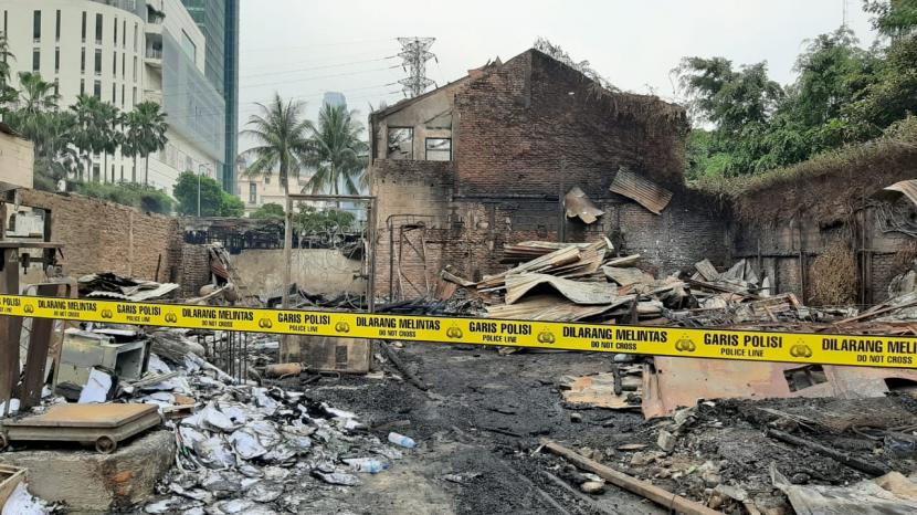 Garis polisi dipasangi usai petugas berhasil memadamkan api yang membakar 25 rumah di belakang Mal Senayan City, Jalan Simprug Golf RT10, RW 08, Kelurahan Grogol Selatan, Kebayoran Lama, Jakarta Selatan, pada Senin (26/10) pagi.