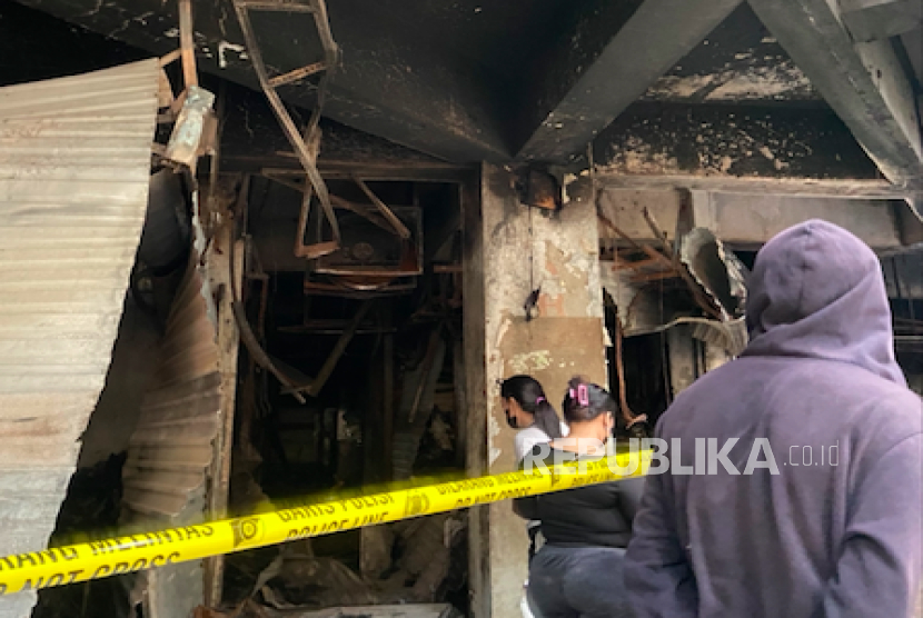 Garis polisi melintang di Pasar Anyar, Kota Bogor, Jawa Barat, Kamis (4/12/2025) usai kebakaran yang menghanguskan 20 kios di pasar tradisional tersebut.