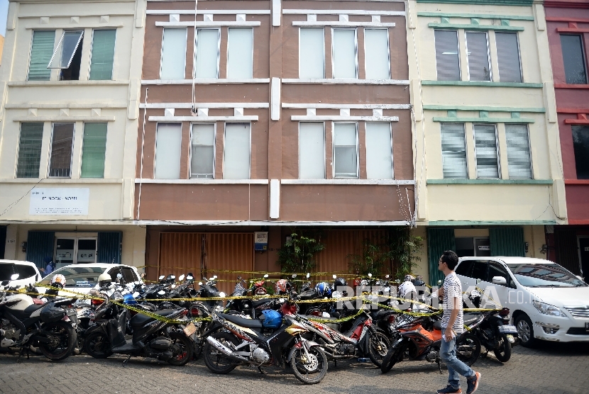 Garis polisi terpasang di lokasi pengerebakan dugaan prostitusi gay bertajuk 