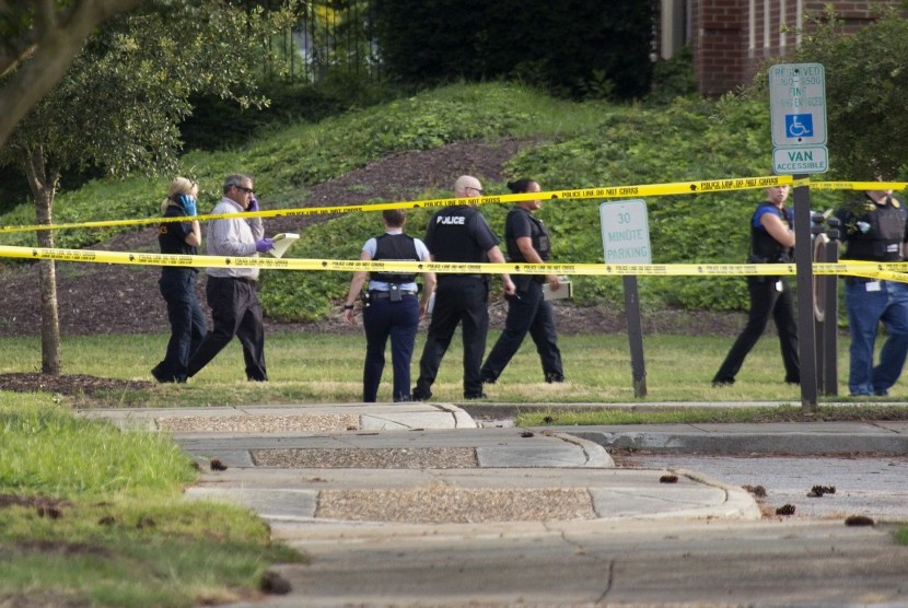 Garis polisi terpasang di lokasi serangan pria bersenjata yang menewaskan 11 orang di Pantai Virginia, AS, Jumat.