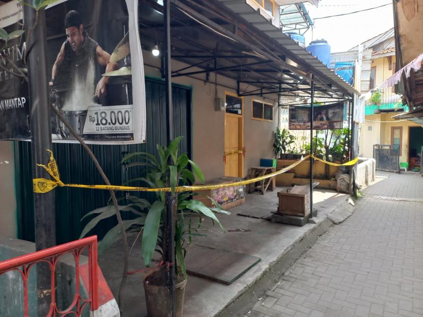 Garis polisi terpasang di sebuah rumah di Jalan Leuwisari, Kelurahan Kebon Lega, Kecamatan Bojongloa Kidul, Kota Bandung, Kamis (22/9/2022). Pemilik rumah Dede Rohayah (62 tahun) ditemukan tewas dalam keadaan tangan dan kaki terikat lakban dan sarung serta mulut disumpal kain. 