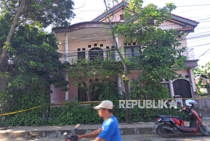 Garis polisi terpasang di sebuah rumah di Jalan Siliwangi Nomor 52, Kelurahan Paoman, Kecamatan/Kabupaten Indramayu, Selasa (2/9/2025). Di dalam rumah itu ditemukan lima orang yang masih sekeluarga yang tewas terkubur dalam lubang yang sama.