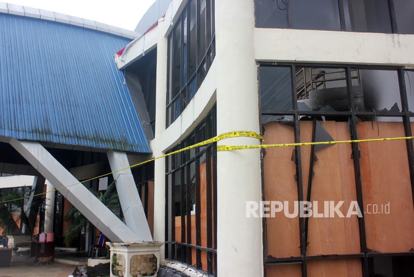 [Ilustrasi] Garis polisi terpasang di sekeliling gedung Kantor DPRD Kota Sorong, Papua Barat, Selasa (27/8/2019). 