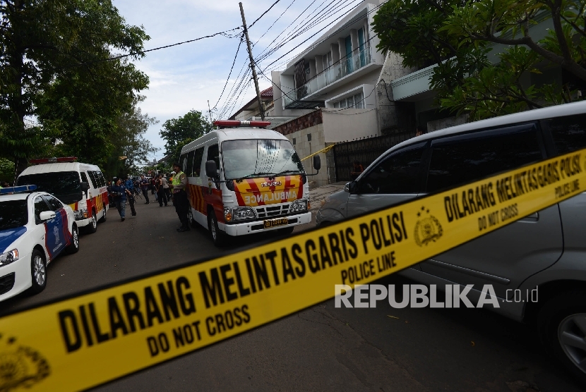 Garis polisi terpasang di Tempat Kejadian Perkara (TKP) kasus pembunuhan sadis di Perumahan Pulomas, Pulogadung, Jakarta Timur, Selasa (27/12). 