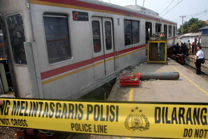  Garis Polisi terpasang disekitar lokasi evakuasi KRL Commuter Line yang anjlok di stasiun Cilebut, Bogor, Kamis (4/10).  (Jafkhairi/Antara)