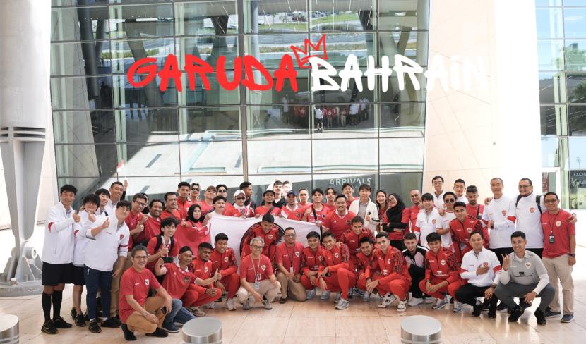 Garuda Bahrain saat menyambut kedatangan timnas Indonesia di Manama, Bahrain.