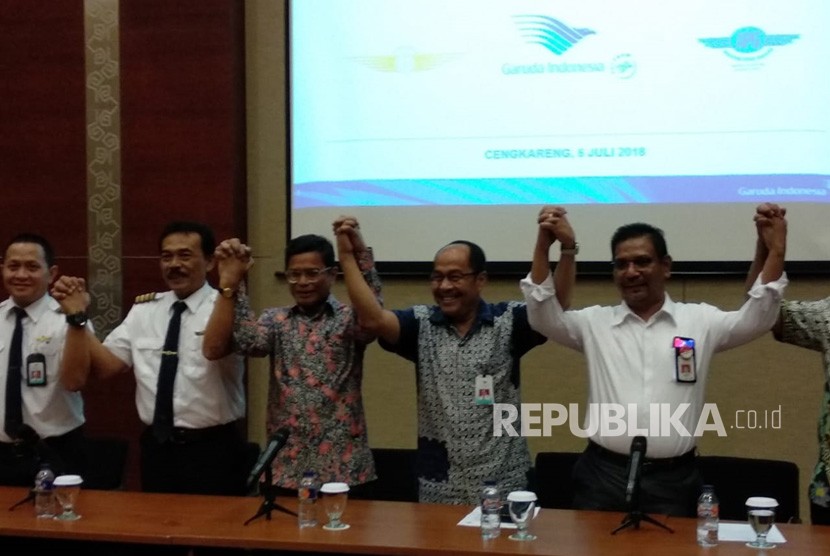 Garuda Indonesia bersama Asosiasi Pilot Garuda (APG), dan Serikat Karyawan Garuda (Sekarga) melakukan konferensi pers untuk menyatakan kesepakayan tidak melakukan mogok kerja di Auditorium Garuda City Center, Komolek Perkantoran Bandara Soekarno-Hatta, Jumat (6/7). 