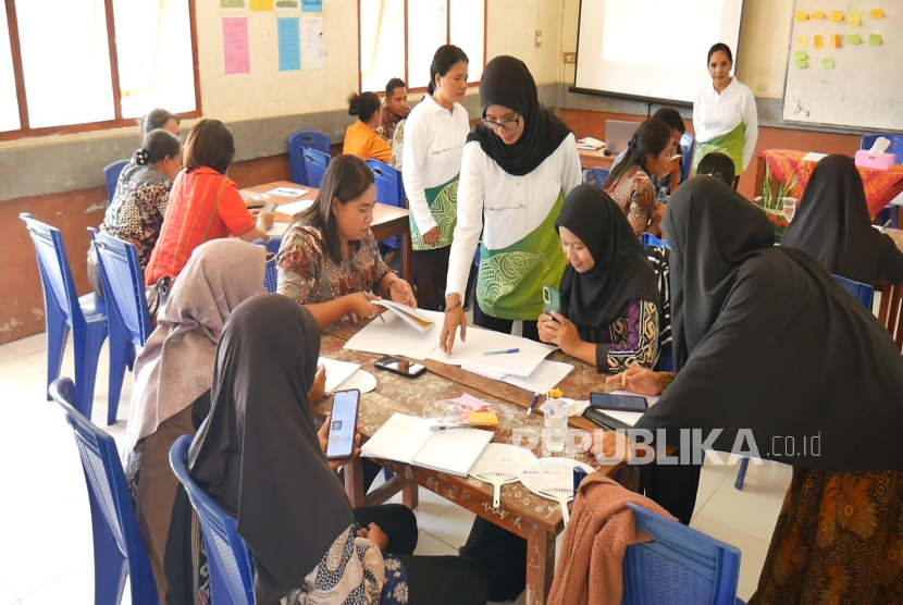 Garuda Indonesia dan PT Pegadaian menjalankan program Transformasi Sekolah untuk melatih para tenaga pendidik.