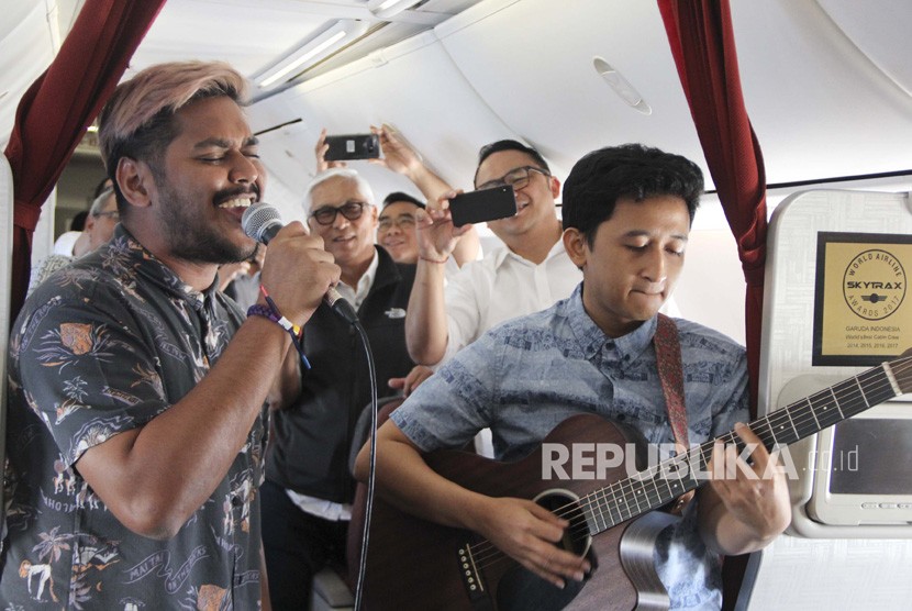 Garuda Indonesia tampilkan live music akustik bertajuk #GIAcoustic di pesawat.