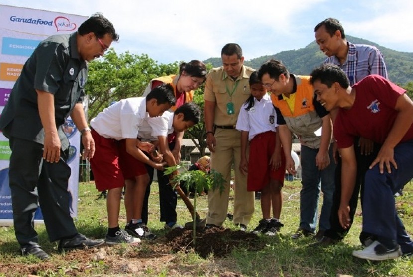 GarudaFood Ajak Siswa SD Peduli Lingkungan Melalui Aksi Tanam Pohon
