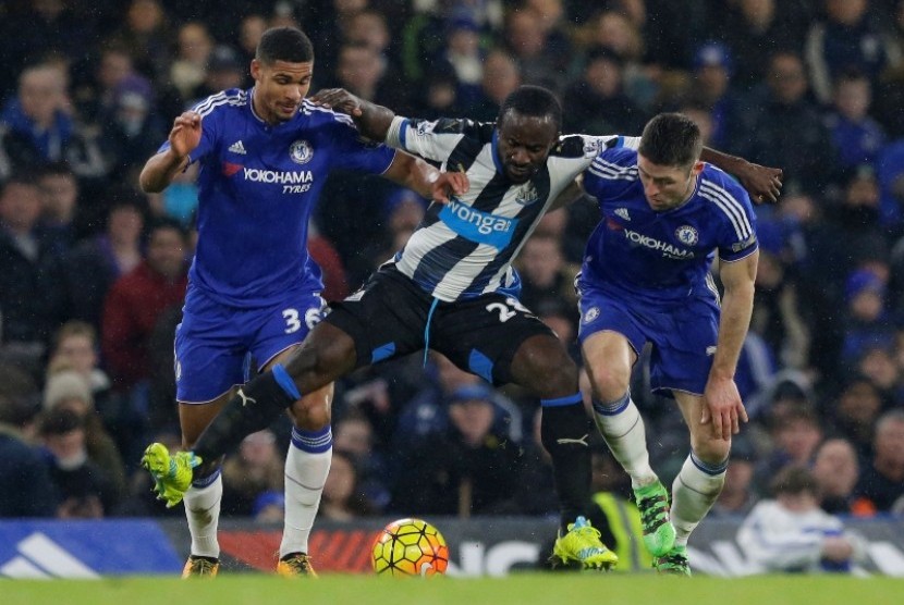 Gary Cahill (kanan) saat menjaga pemain Newcastle United Seydou Dombia.