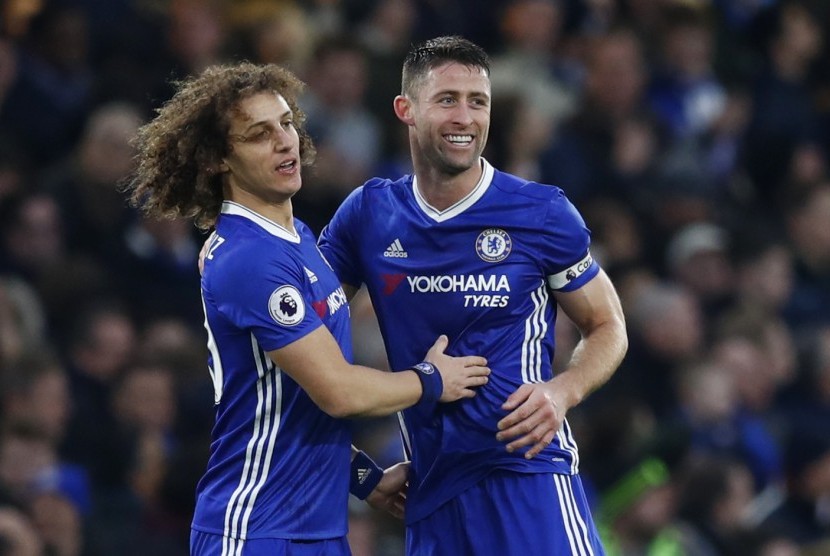 Gary Cahill (kiri) merayakan golnya bersama David Luiz pada laga Liga Primer lawan Stoke City di Stamford Bridge, Sabtu (31/12). Chelsea menang 4-2.