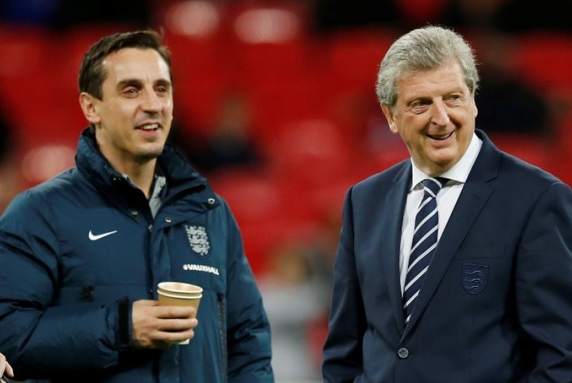 Gary Neville (kiri) dan Roy Hodgson