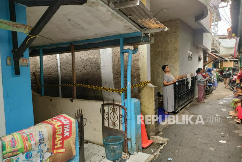Gas elpiji tiga kilogram meledak di sebuah rumah di pemukiman padat penduduk di Gang Mansur RT 06 RT 07, Kelurahan Babakan Sari, Kecamatan Kiaracondong, Kota Bandung, Jumat (17/10/2025). Akibatnya, empat orang warga mengalami luka bakar parah hingga harus dilarikan ke rumah sakit. 