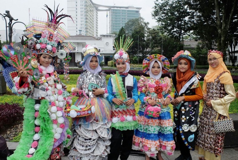 Gaun cantik dari bahan daur ulang kreasi siswa MTsN 2 Bandung