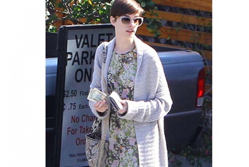 Gaun panjang Anne Hathaway