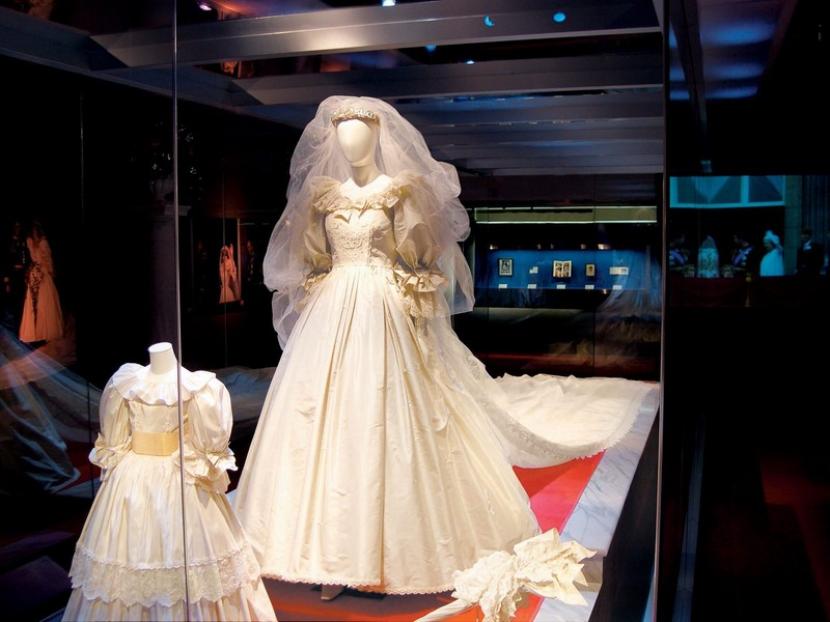 Gaun pengantin Putri Diana, karya desainer Elizabeth dan David Emanuel.