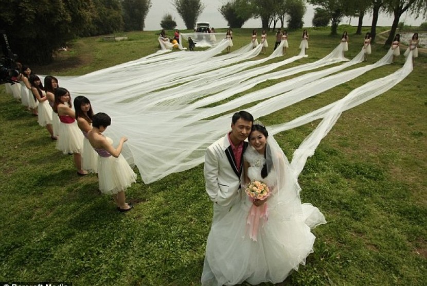 Gaun pengantin wanita dengan panjang 520 meter
