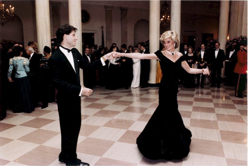 Putri Diana berdansa dengan aktor Hollywood, John Travolta, di Gedung Putih, Amerika Serikat pada November 1985.