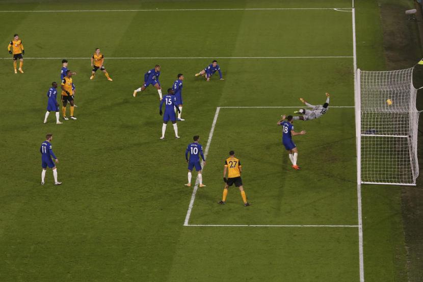Gawang Chelsea saat dibobol oleh pemain Wolverhampton Wanderers (Wolves) Daniel Podence. Chelsea takluk 1-2 dari Wolves.