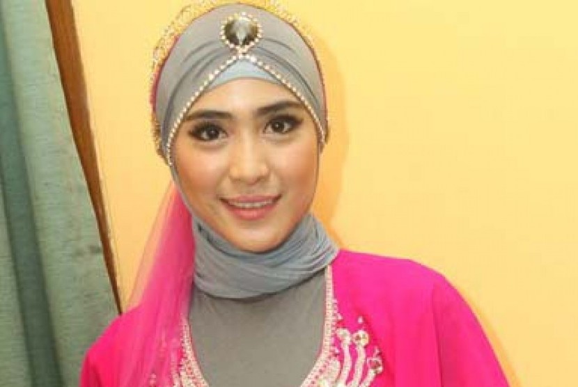 Gaya berkerudung istri Ustaz Solmed