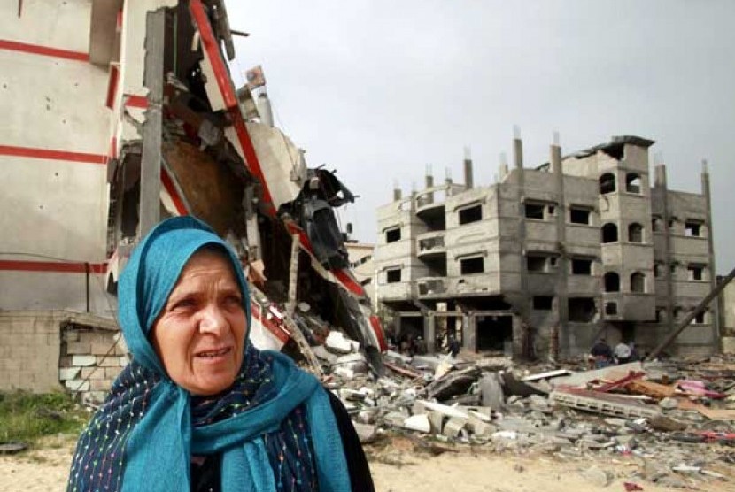 Seorang ibu yang harus kehilangan tempat tinggalnya akibat hancur dibom oleh pesawat tempur Israel di kawasan Jabalya, Gaza, Palestina. 
