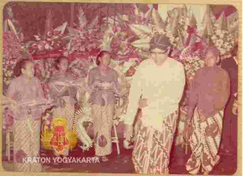 GBPH Prabuningrat (putih, depan) dan GBPH Hadi Wijoyo (belakang) yang merupakan pamanda BRM Kasworo berjalan memasuki ruangan upacara pertunangan BRM. Kasworo (putra Sultan HB IX) dengan RAj. Andini Dewi (putri GBPH Hadinegoro) di rumah calon mempelai putri di Jalan Bintaran Kidul 28 Yogyakarta tanggal 27 Oktober 1975.