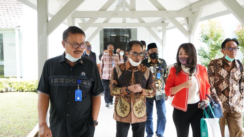  Gde Sumarjaya Linggih, Ketua rombongan Komisi VI DPR RI (kiri) dan Honesti Basyir, Direktur Bio Farma (tengah) beserta rombongan  saat melakukan kunjungan ke  fasilitas RT-PCR Bio Farma