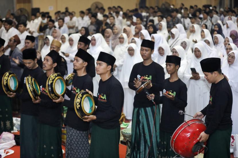 Gebyar shalawat bertajuk Lebak Berselawat di Gedung As-Sakinah, Jalan Soekarno-Hatta, Kecamatan Cibadak, Kabupaten Lebak, Banten.
